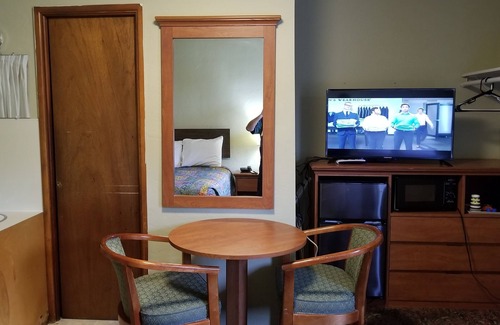 Myrtle Creek Hotel | Comfortable Quick Stop Motel with Breakfast & Family Amenities