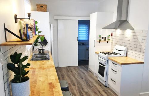 Geraldton House | Convenient Access to the City - Family-Friendly Hotel