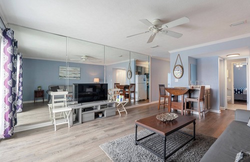 El Centro Beach Condo | Cozy Retreat: Beachside Access with Lake Views & Pool