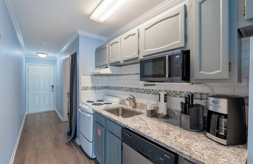 El Centro Beach Condo | Cozy Retreat: Beachside Access with Lake Views & Pool