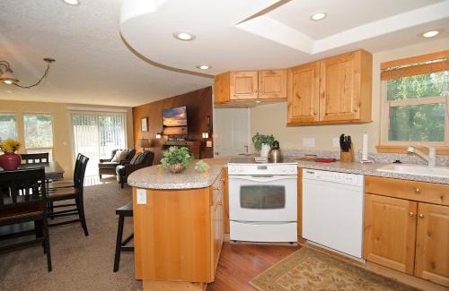 Island Park House | Explore Quickdraw by KABINO: Family-Friendly Condo Retreat