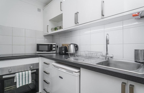 Warwick Apartment | Cozy 1 Bed Apartment in Pimlico with Restaurant Access