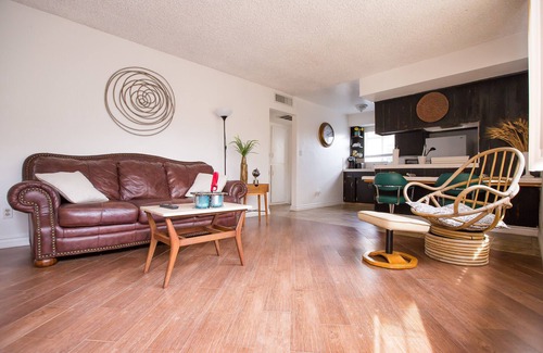Oleander - Sunset House | Cozy 1 Bedroom Townhouse with Parking & Fast WiFi in Downtown