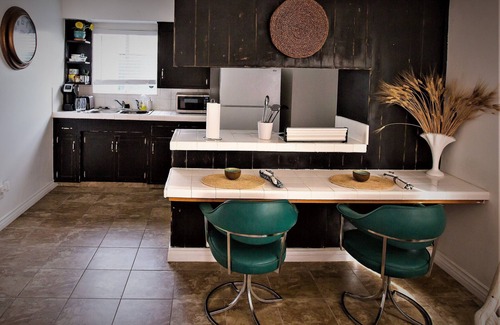 Oleander - Sunset House | Cozy 1 Bedroom Townhouse with Parking & Fast WiFi in Downtown