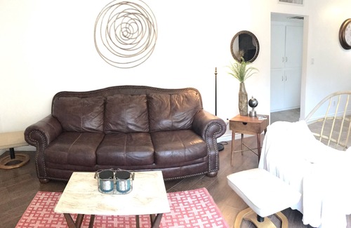 Oleander - Sunset House | Cozy 1 Bedroom Townhouse with Parking & Fast WiFi in Downtown