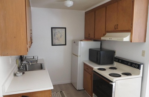 Elmwood Apartment | Cozy 1 Bedroom Near UC Berkeley with Pool & Breakfast