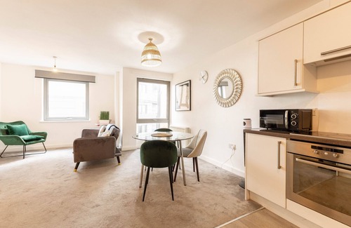 East Acton Apartment | Quiet 1BR Apt Near Sainsbury & Tesco Express W9