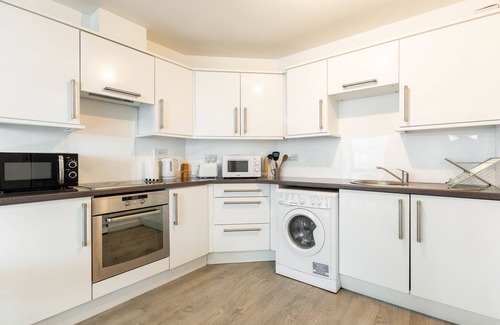 East Acton Apartment | Quiet 1BR Apt Near Sainsbury & Tesco Express W9