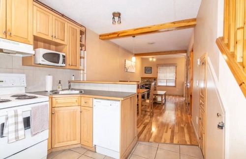 Harvie Heights Condo | Cozy Townhouse for 6-8 Guests with Child-Friendly Amenities