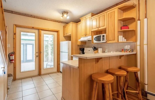 Harvie Heights Condo | Cozy Townhouse for 6-8 Guests with Child-Friendly Amenities
