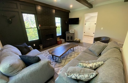 Plain City House | Cozy 2 Bedroom Home in Plain City - Pet & Child Friendly