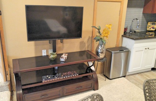 Inglewood House | Cozy 2 Bedroom Suite with Lake View and Fenced Backyard