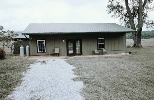 Abingdon Cabin | Cozy 2 BR Cabin in Abingdon B for Family Getaways