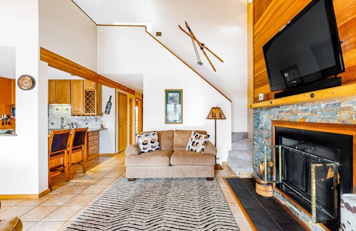 Wildernest Condo | Cozy 2-Level Condo with Mountain View & Fireplace