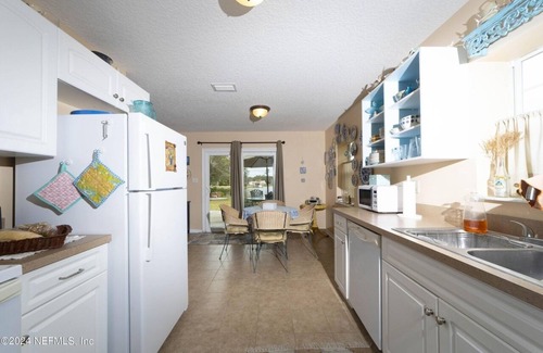 Interlachen House | Family-Friendly Lakefront Retreat with Wi-Fi & Pool Access