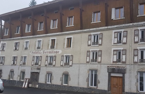 Saint-Nectaire Bed & Breakfast | Quiet 3-person family room facing the forest, ideal for families