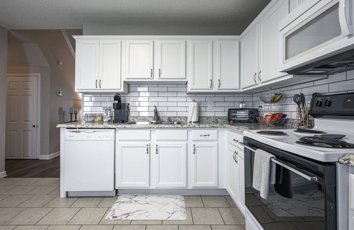 Cartersville House | Explore a 4BR Retreat Near LakePoint Sports with Great Amenities