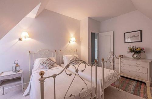 Fources House | Serene 50's Cottage with Private Pool & Ocean View