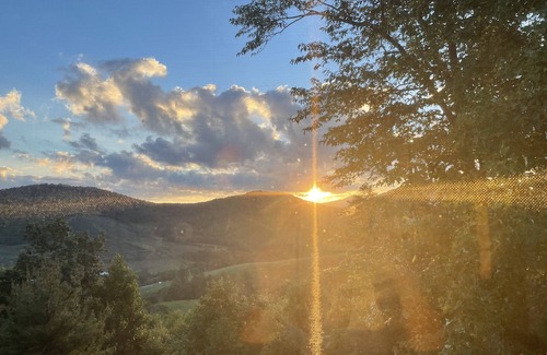 Fleetwood Cabin | Serene Cabin Retreat with Mountain Views & Pet-Friendly Perks