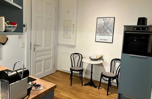 Brigittenau Apartment | Tranquil Central Retreat at the Augarten with Spa & Breakfast
