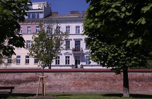 Brigittenau Apartment | Tranquil Central Retreat at the Augarten with Spa & Breakfast
