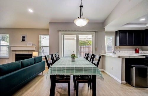 Elk Grove House | Cozy Retreat with SmartTV & Close to All Attractions