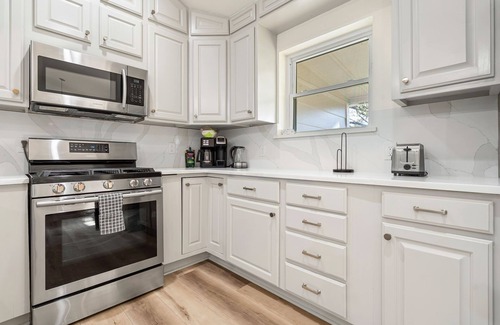 Denton House | Quiet and Convenient in Denton! 2650 sq ft home, 5 bed, 4 bath on 1 acre!