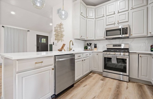 Denton House | Quiet and Convenient in Denton! 2650 sq ft home, 5 bed, 4 bath on 1 acre!