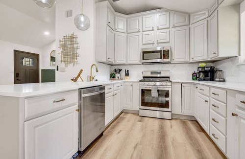 Denton House | Quiet and Convenient in Denton! 2650 sq ft home, 5 bed, 4 bath on 1 acre!