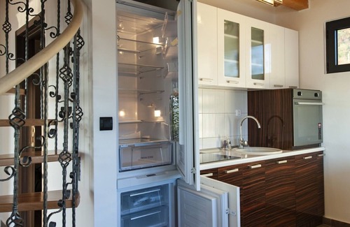 Karuc House | Serene Lakeside Retreat with Spa and Pool Amenities