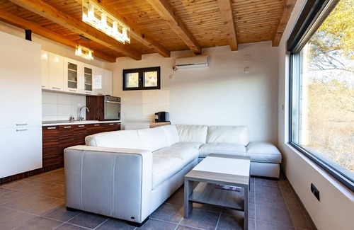 Karuc House | Serene Lakeside Retreat with Spa and Pool Amenities