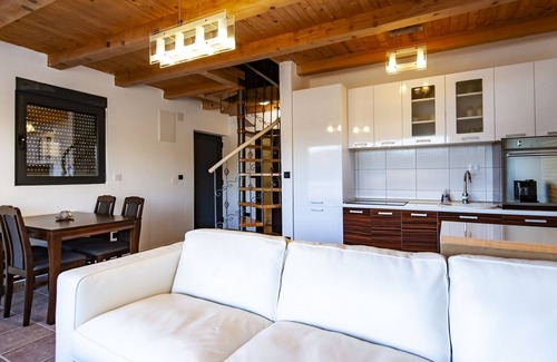 Karuc House | Serene Lakeside Retreat with Spa and Pool Amenities