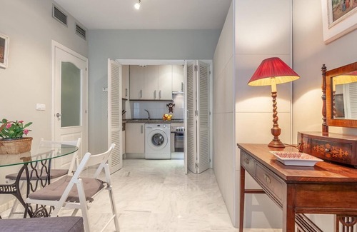 Los Remedios Apartment | Elegant Getaway in the Heart of Andalusia with Free WiFi