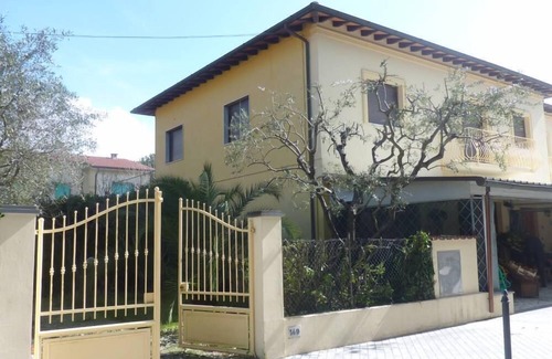 Marina di Pietrasanta House | Serene Retreat Steps from the Sea with Ocean Views