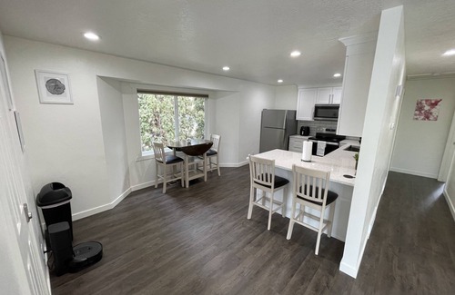Logan Apartment | Modern 2-Bed Apartment with Ocean View & Breakfast Included