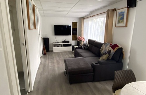 Brisbane Waterfront House | Relaxing Retreat: Pet-Friendly Unit with Breakfast Included