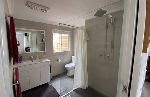 Brisbane Waterfront House | Relaxing Retreat: Pet-Friendly Unit with Breakfast Included