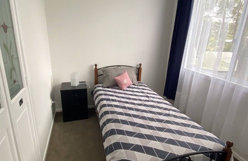 Brisbane Waterfront House | Relaxing Retreat: Pet-Friendly Unit with Breakfast Included