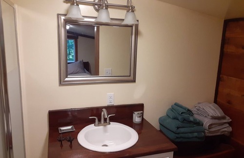 Woodruff Cabin | Serene 1 Bedroom Farm Cabin with Loft, Deck & Pet Friendly
