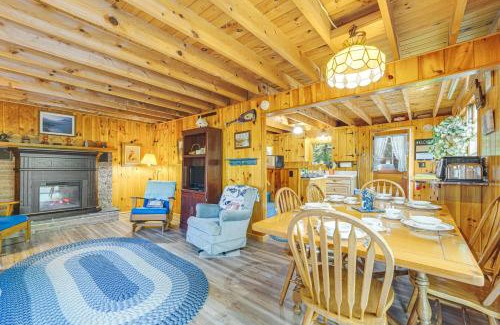 Raymond House | Tranquil Cottage with Private Beach on Panther Pond