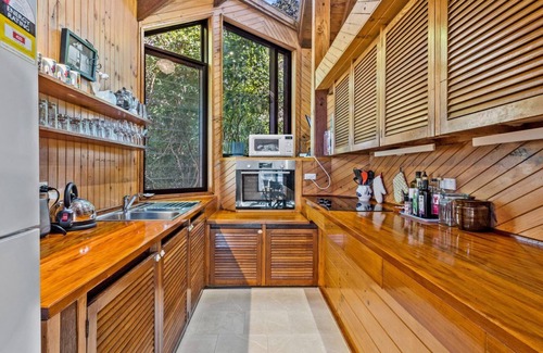 Hawks Nest House | Relaxing Getaway: Quiet and Serene Accommodations Await