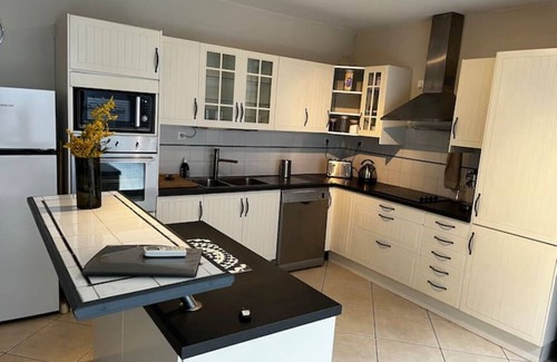 Convention Apartment | Tranquil Atrium Retreat in the City Center