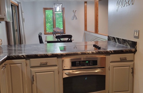 James Creek Cabin | Serene Cabin Near Raystown Lake with Hot Tub & Game Room