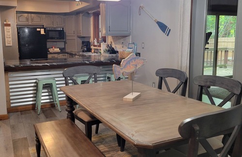 James Creek Cabin | Serene Cabin Near Raystown Lake with Hot Tub & Game Room