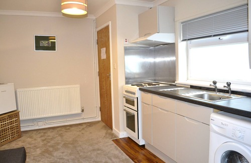Girton Apartment | Cozy Retreat with Pool and Parking in Cambridge