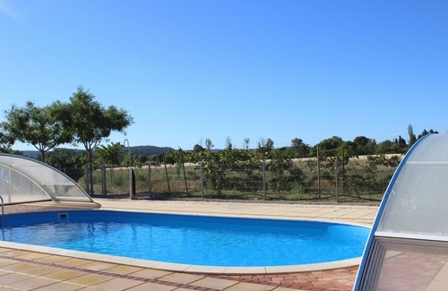 Aspiran Apartment | Tranquil Riverfront Apartment with Pool for Two
