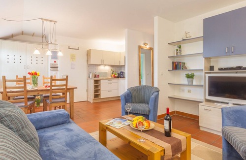 Kreptitz Apartment | Top-Floor Beachside Apartment with Pool & Ocean Views