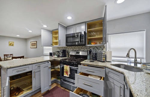 Belmont Cragin Hotel | Peaceful Retreat - Revamped Basement with Pet-Friendly Amenities