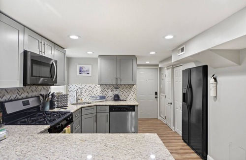 Belmont Cragin Hotel | Peaceful Retreat - Revamped Basement with Pet-Friendly Amenities