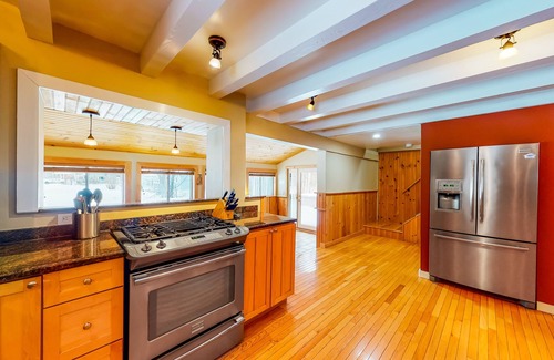 Woodstock House | Serene Retreat by the Pemigewasset River with Free WiFi